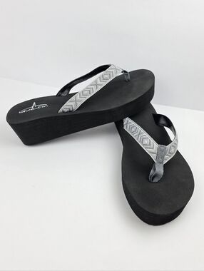 Bluefin Ariel Grey Patterned Thong Wedge Sandals Size 10
